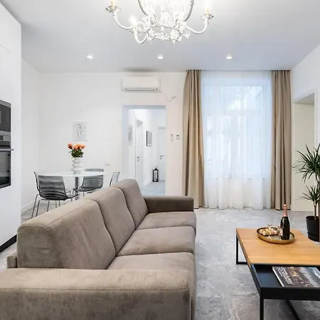 Berthelot King's With Courtyard Apartment *