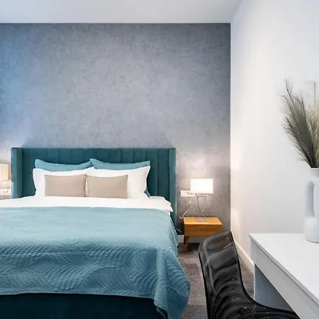 Berthelot King's With Courtyard Apartment *