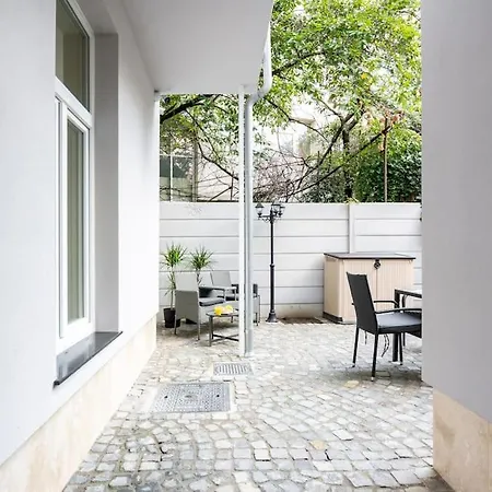 Berthelot King's With Courtyard Apartment