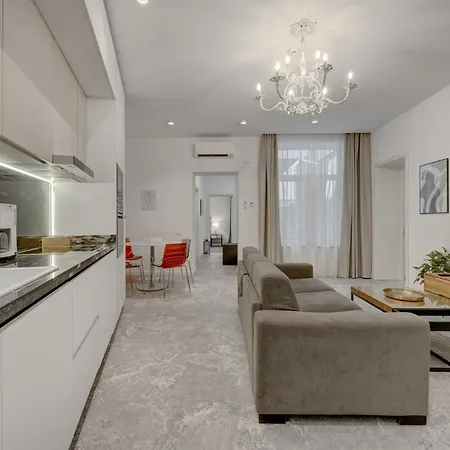 Berthelot King's With Courtyard Apartment