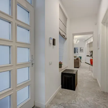 Berthelot King's With Courtyard Apartment