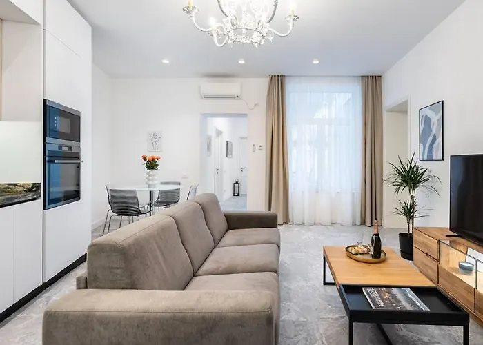 Berthelot King's With Courtyard Apartament *