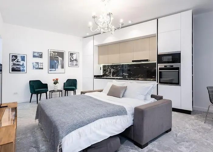 Berthelot King's With Courtyard Apartament