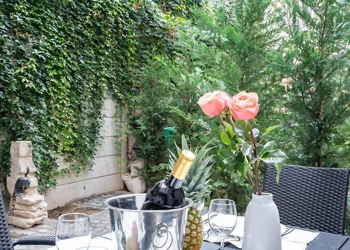 Berthelot King's With Courtyard Apartament *