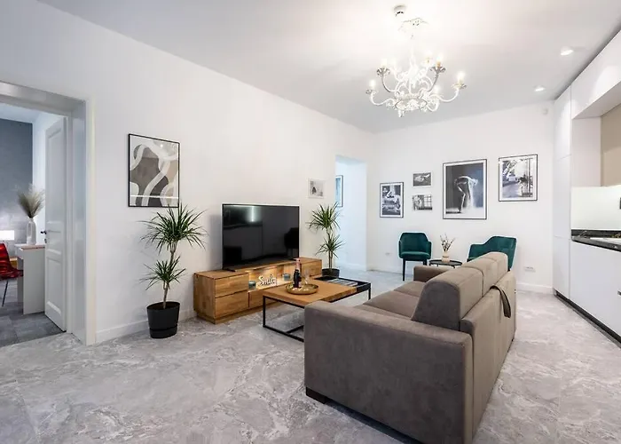 Berthelot King's With Courtyard Apartament