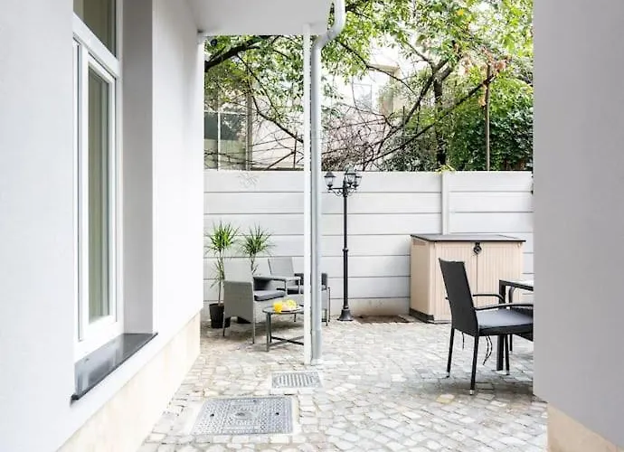 Berthelot King's With Courtyard Apartman